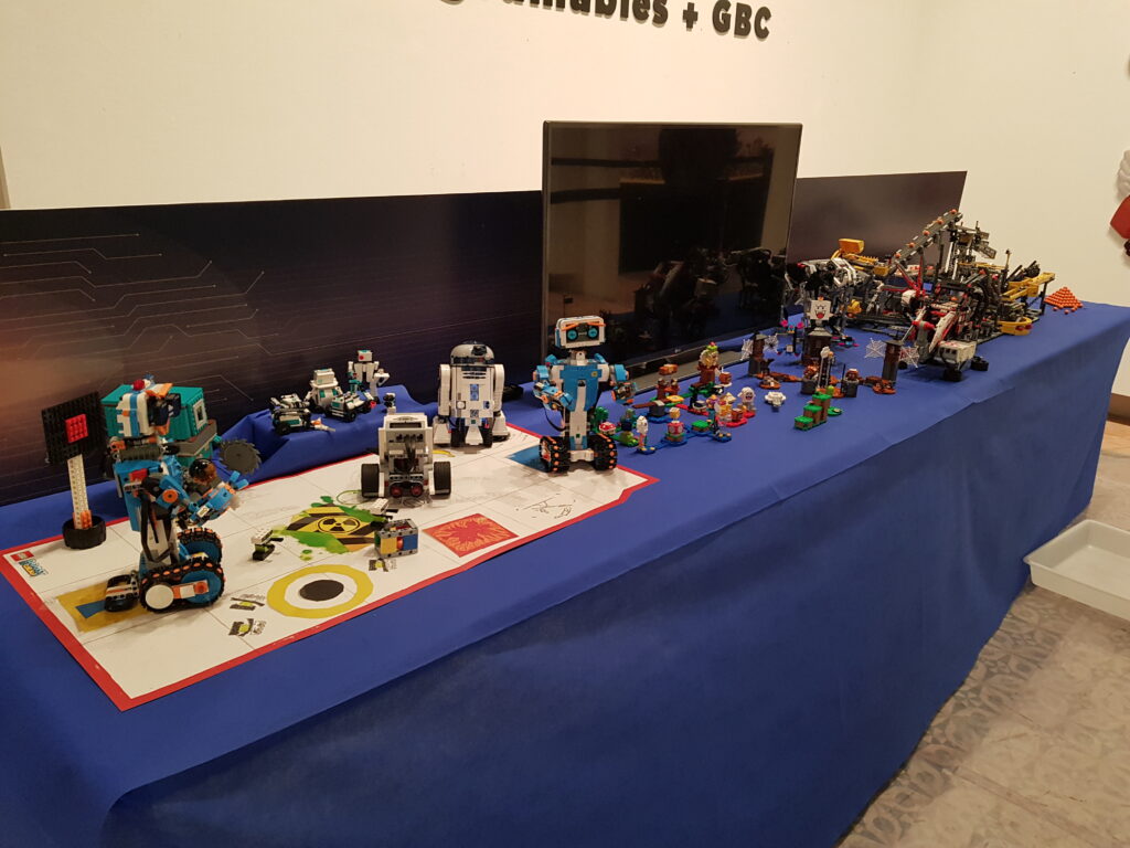 Sala 2 12  Lego exposicion Castillo Alaquas navidad 2020 Valbrick mesa programables boost lego