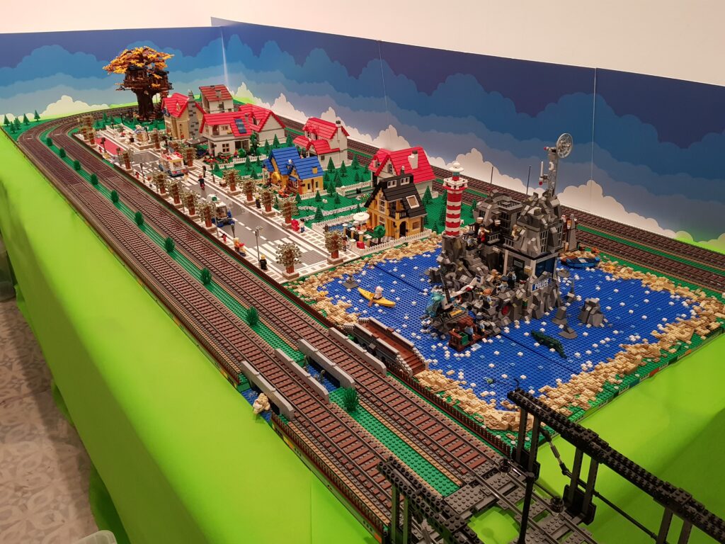  Mils Lego de la Casa del Árbol (21318), un poblado residencial con calles, y un Mod de la prisión de la isla del faro.