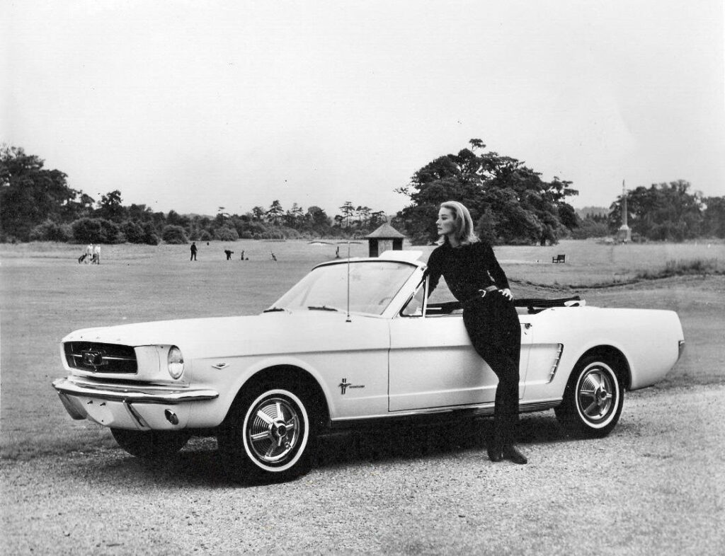 Ford Mustang Convertible en Goldfinger  con Tilly Masterson