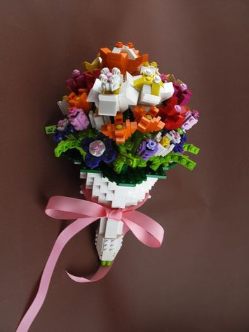Mini ramo de flores Lego para colgar en una solapa