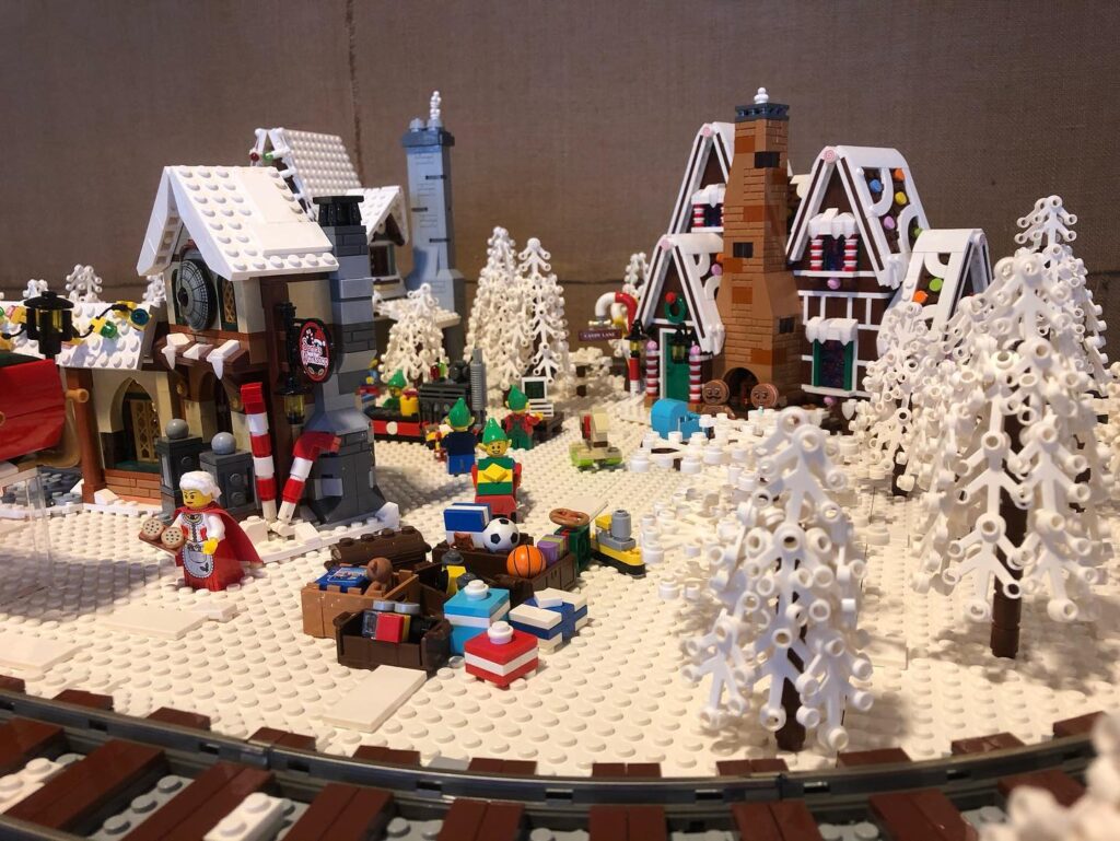 Maqueta de una ciudad nevada  en Laponia con elfos preparando los regalos de Santa Claus.