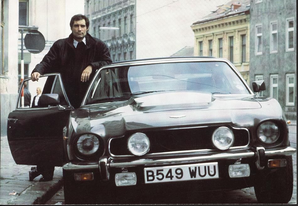 Timothy Dalton como el agente del MI6 James Bond. 