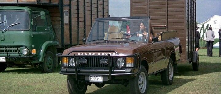 El Range Rover Convertible se vio en la película Octopussy de James Bond de 1983 conducido por Bianca