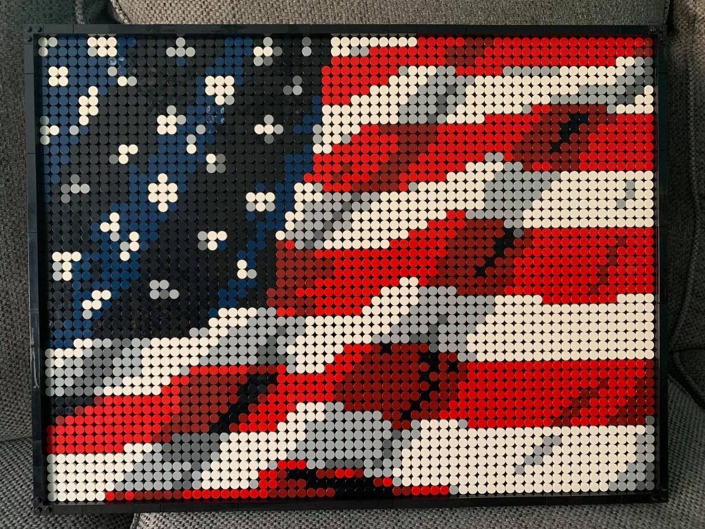 Mosaico Lego de la bandera de Estados Unidos con un efecto de ondeo al viento.