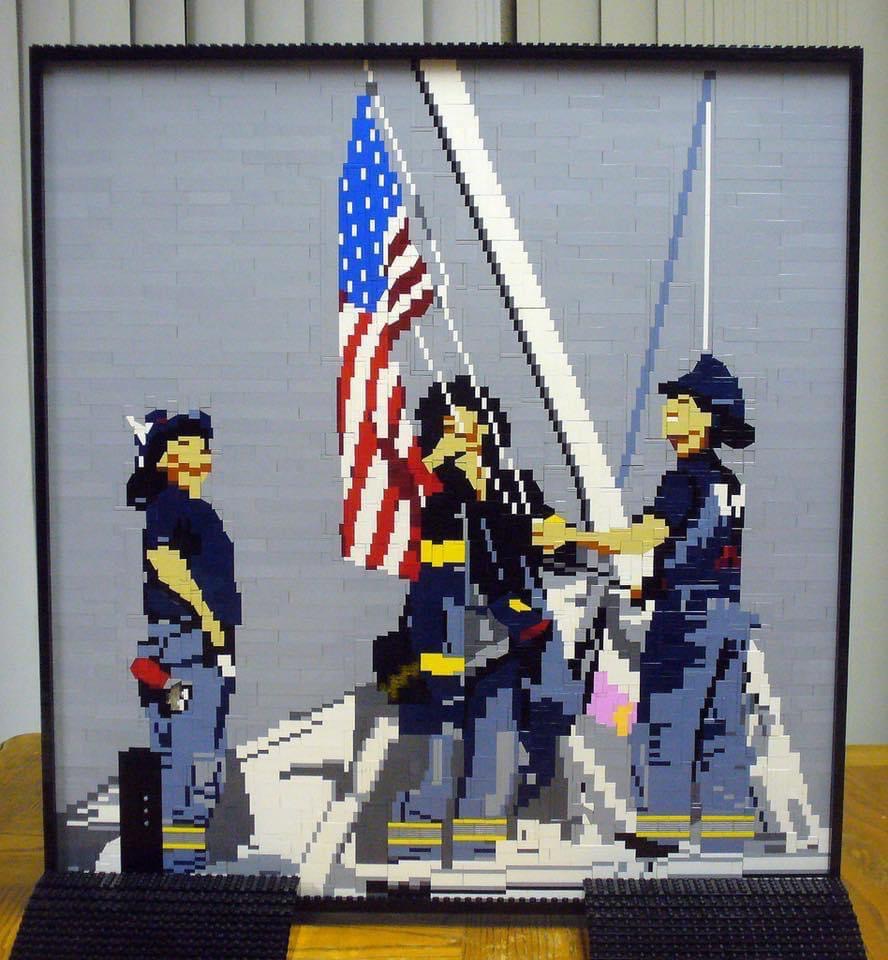 Mosaico Lego en conmemoración a los Bomberos de Nueva York  izando la bandera el 11S.