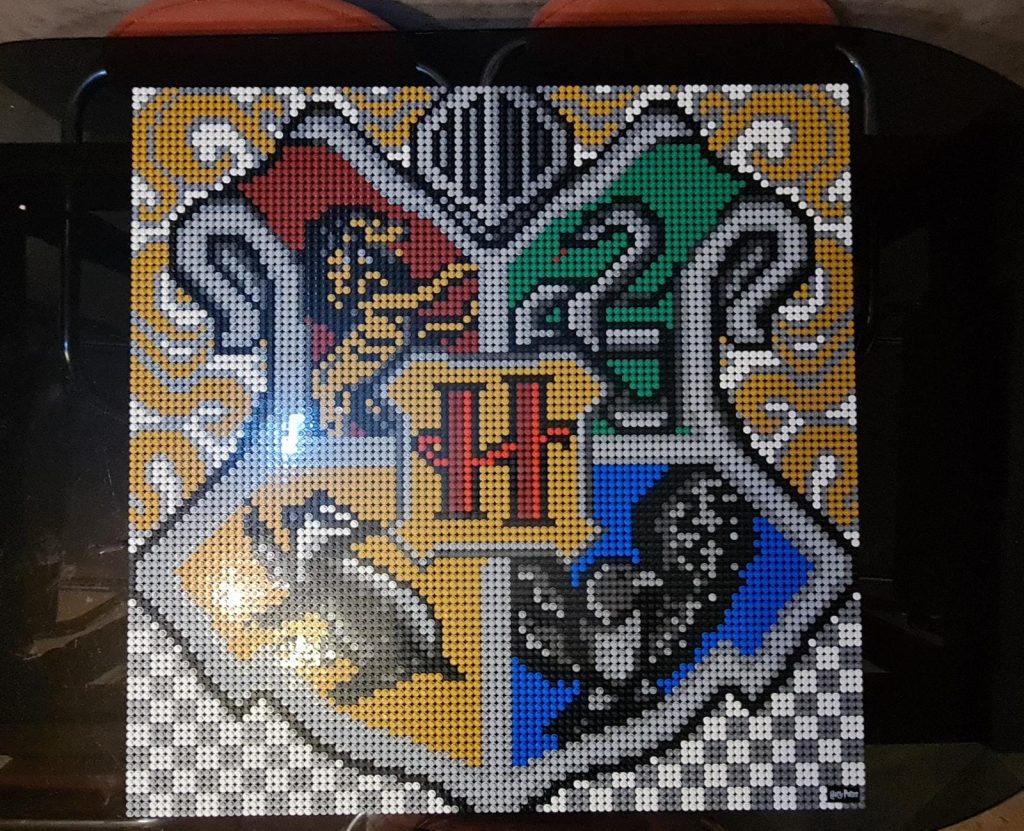 conjunto de escudos Lego de las cuatro casas de Harry Potter:  Gryffindor, Hufflepuff, Ravenclaw y Slytherin.