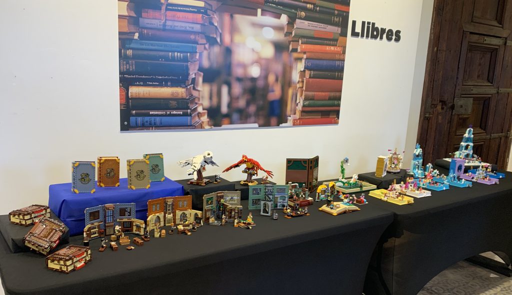 sala 2 de la Exposición Lego Alaquàs 2021 mesa libros