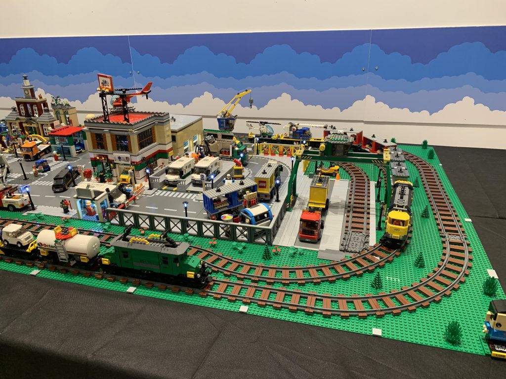 sala 2 de la Exposición Lego Alaquàs 2021  mesa  city ariel
