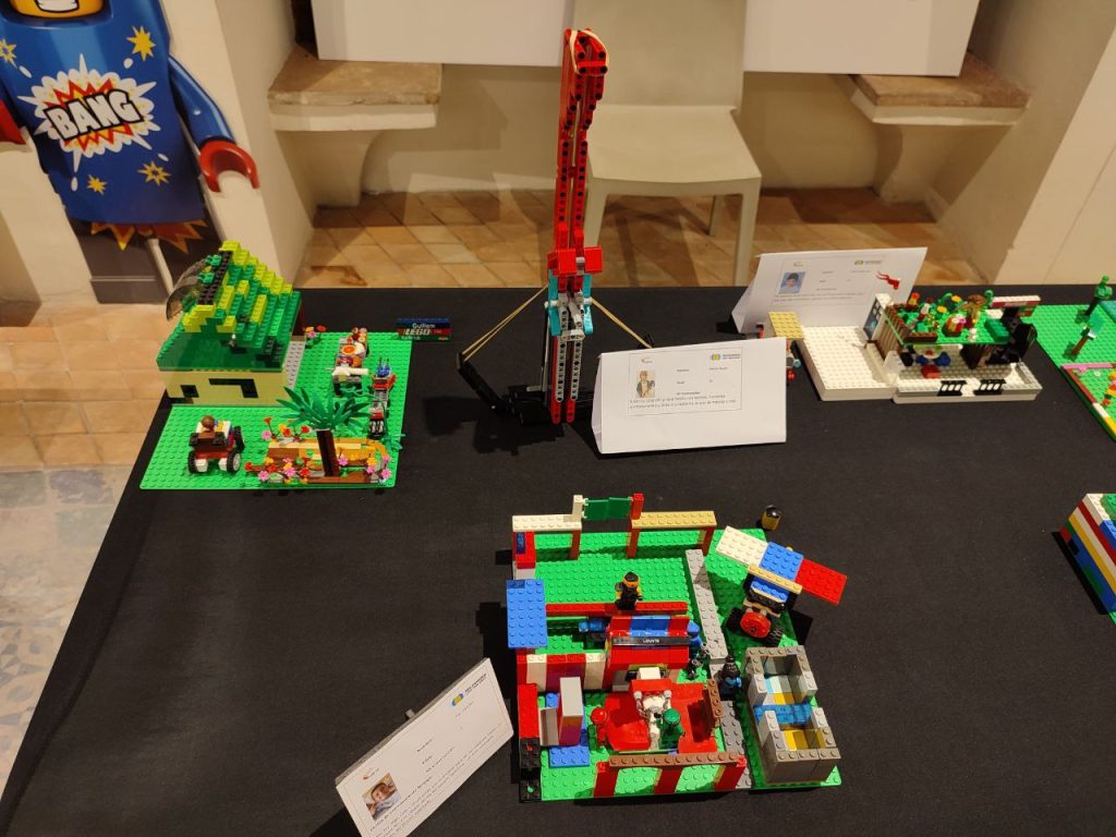 sala 2 de la Exposición Lego Alaquàs 2021  mesa  valencia kids