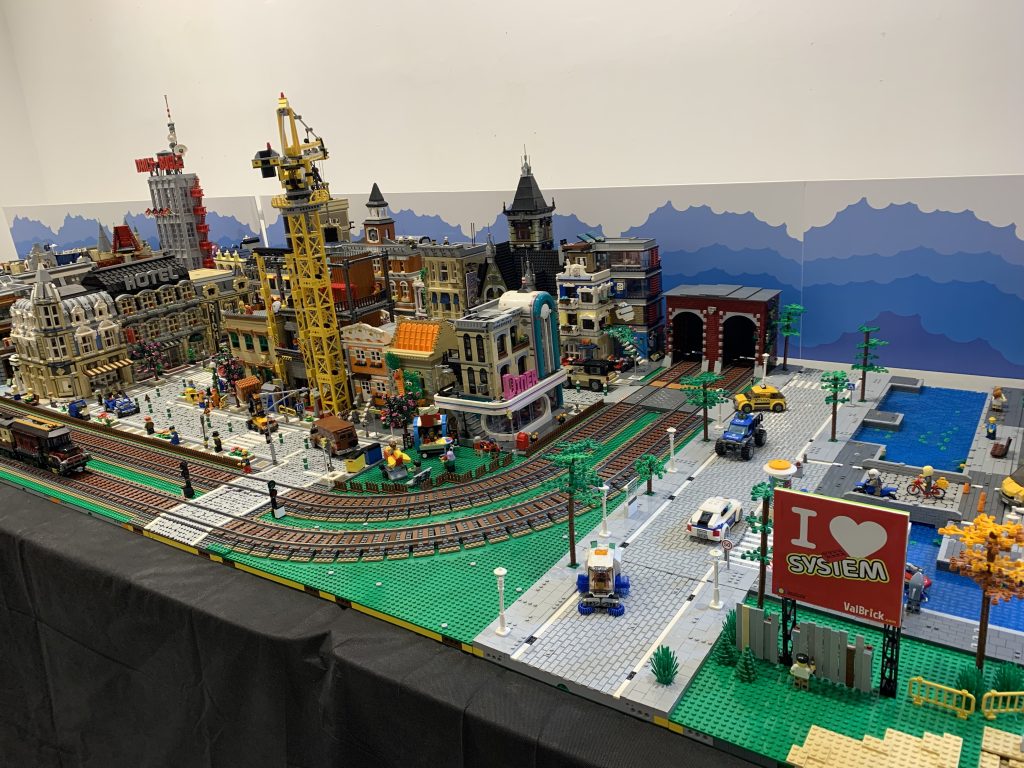 sala 2 de la Exposición Lego Alaquàs 2021  mesas  MILS