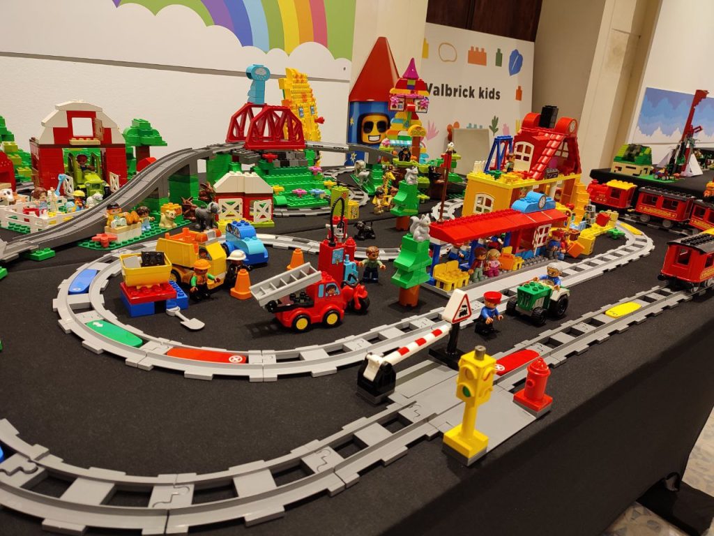 sala 2 de la Exposición Lego Alaquàs 2021  mesa  duplo
