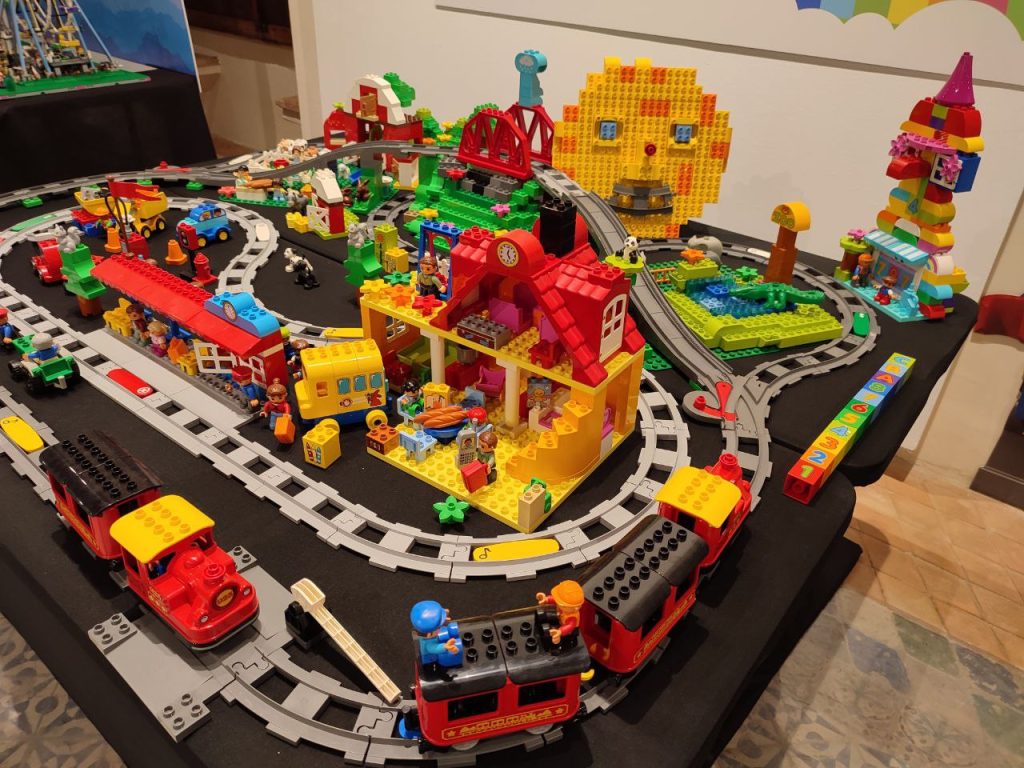 sala 2 de la Exposición Lego Alaquàs 2021  mesa  duplo
