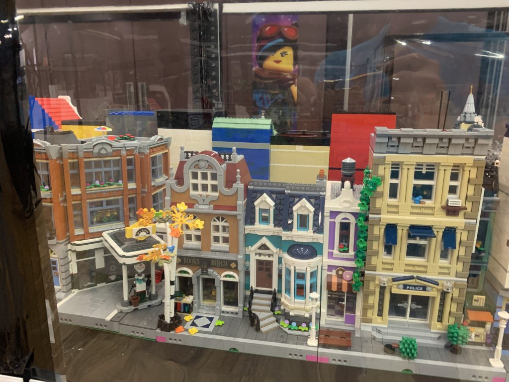 014 Lego Creator Corner Garage año 2019 (10264)
015 Lego Creator Book Shop año 2020 (10270)
016 Lego Creator Police Station año 2021 (10278)