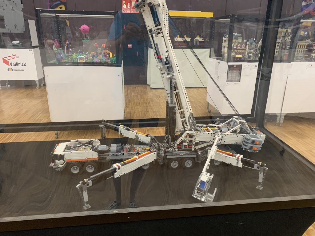 Moc de una replica de la Grúa Technic Liebherr Lego LTM11200 con mas de 8000 piezas y 40 metros de cables.