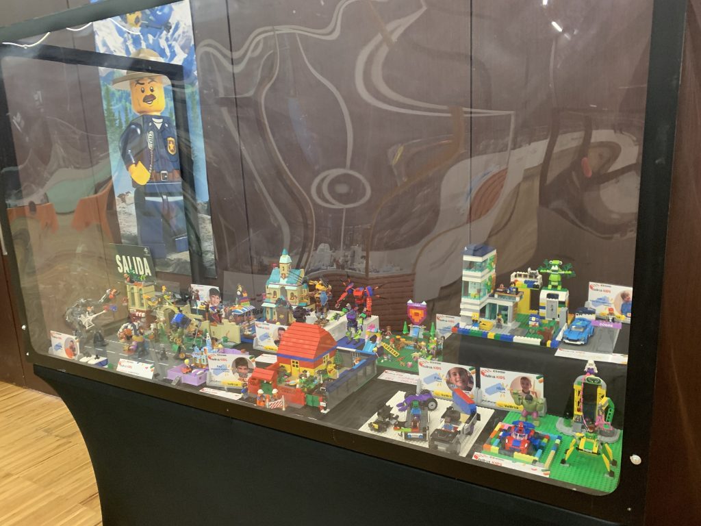 Urna dedicada a los más pequeños de la asociación de Lego de Valencia Valbrick Kids donde expresan su creatividad e imaginación. 