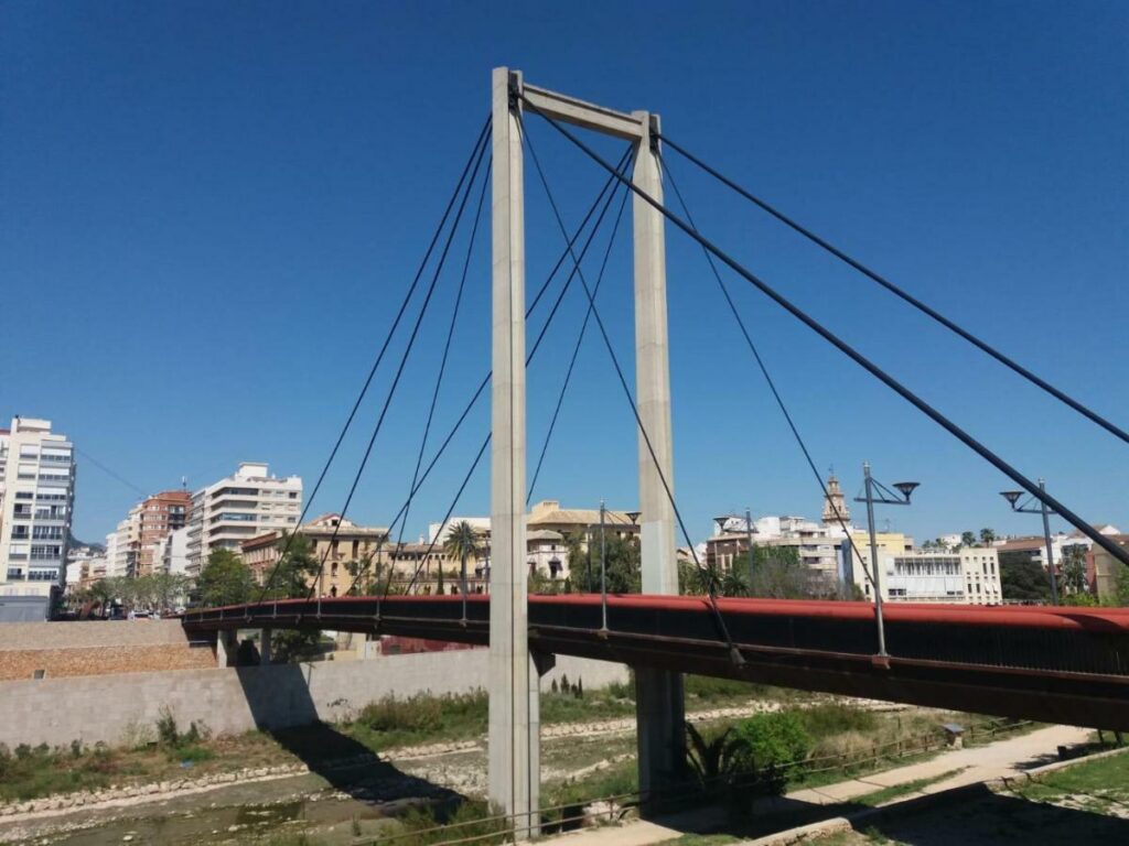 Pasarela Atirantada peatonal sobre el rio Serpis. Puente de la Feria Gandia Valencia